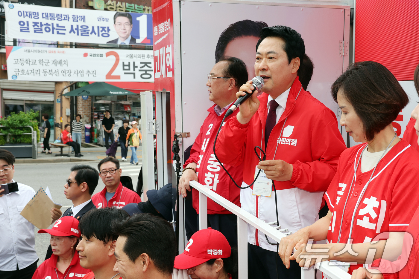 (서울=뉴스1) 황기선 기자 = 장동혁 국민의힘 대표가 26일 오후 서울 성동구 금남시장에서 유권자들에게 지지를 호소하고 있다.연설 하는 장 대표 뒤로 오세훈 서울시장 후보의 현수 …