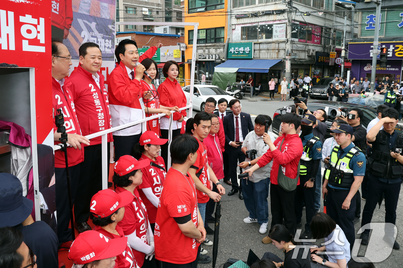 (서울=뉴스1) 황기선 기자 = 장동혁 국민의힘 대표가 26일 오후 서울 성동구 금남시장에서 유권자들에게 지지를 호소하고 있다. 2026.5.26/뉴스1