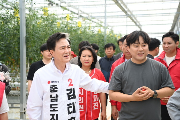 '충남지사' 기세 잡기...김태흠, 청년농업인 지지 vs 박수현, 군수 단일화 이끌어