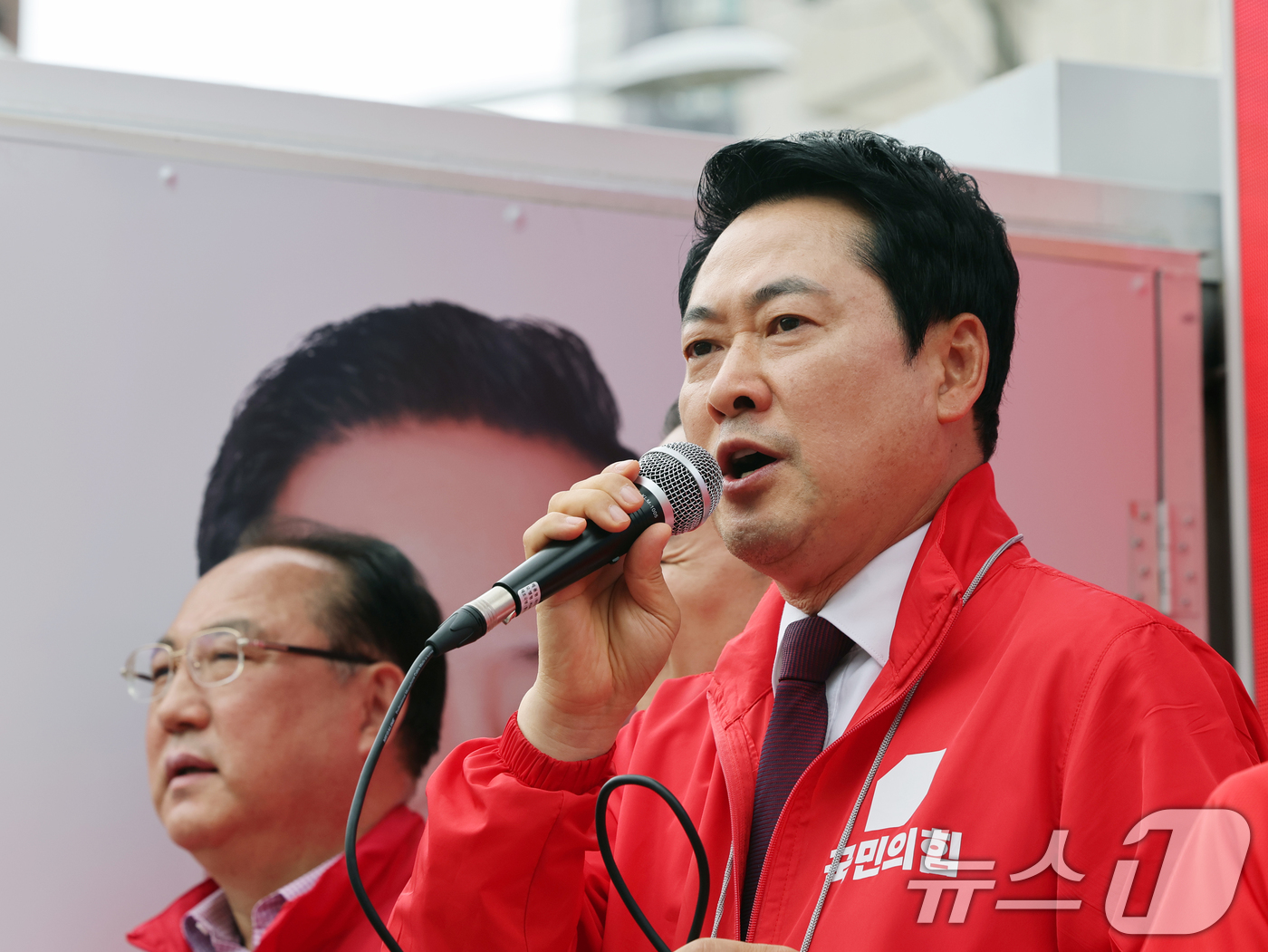 (서울=뉴스1) 황기선 기자 = 장동혁 국민의힘 대표가 26일 오후 서울 성동구 금남시장에서 유권자들에게 지지를 호소하고 있다. 2026.5.26/뉴스1