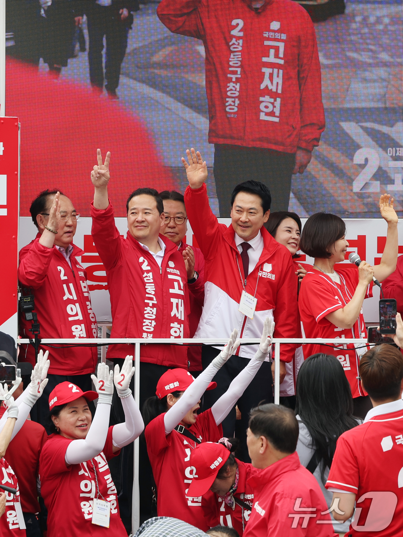 (서울=뉴스1) 황기선 기자 = 장동혁 국민의힘 대표가 26일 오후 서울 성동구 금남시장에서 유권자들에게 지지를 호소하고 있다. 2026.5.26/뉴스1
