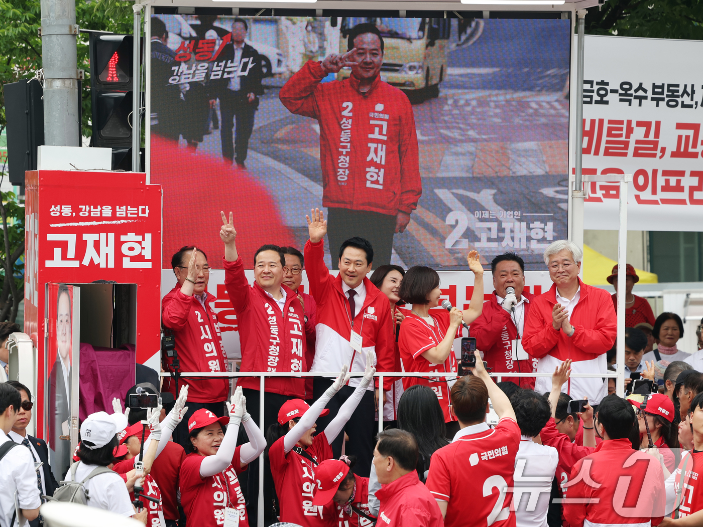 (서울=뉴스1) 황기선 기자 = 장동혁 국민의힘 대표가 26일 오후 서울 성동구 금남시장에서 유권자들에게 지지를 호소하고 있다.  2026.5.26/뉴스1