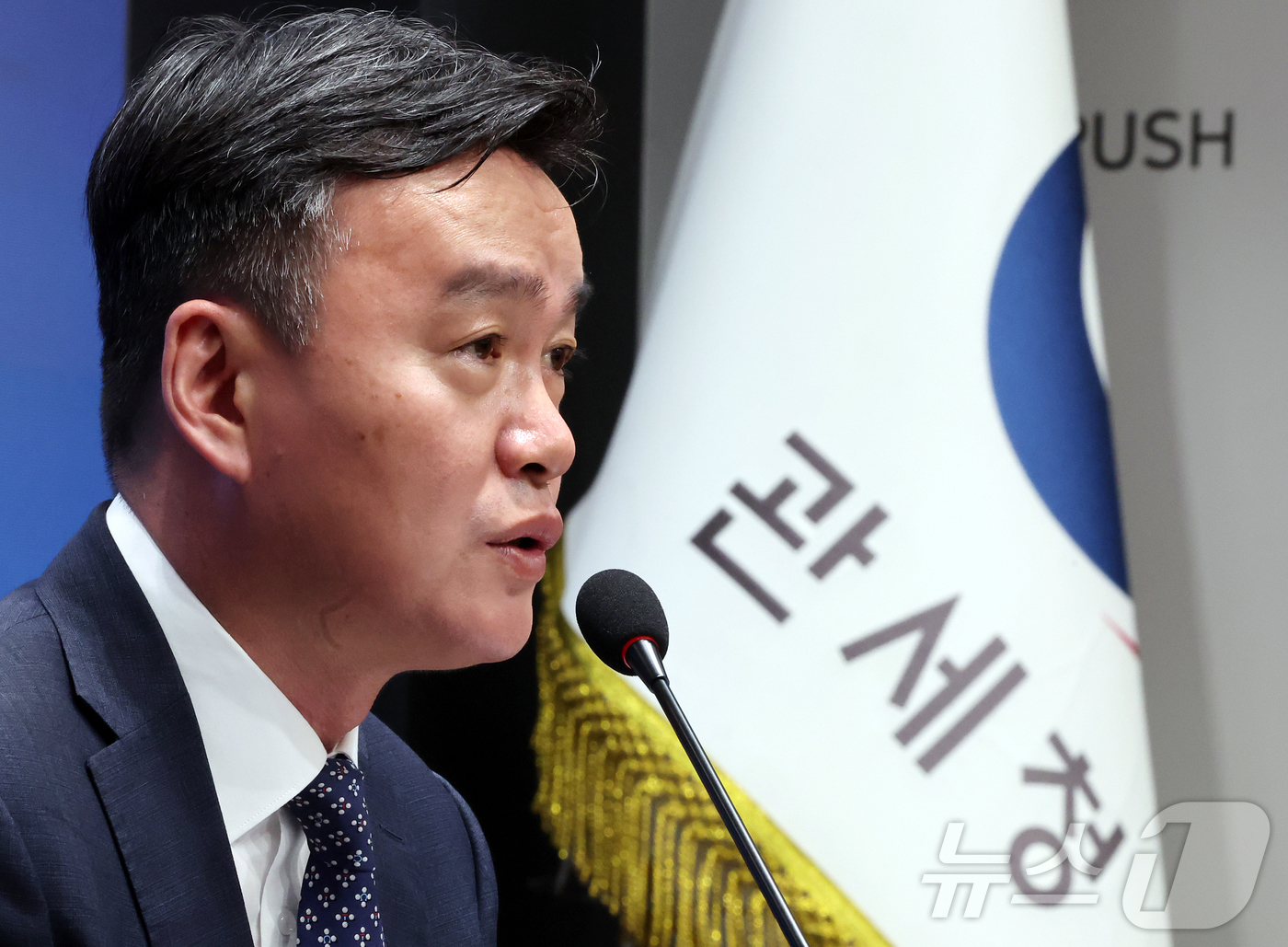 (서울=뉴스1) 김진환 기자 = 이종욱 관세청장이 26일 오후 서울 강남구 논현동 서울세관에서 열린 원유 수입선 다변화 지원 브리핑에서 발언하고 있다.관세청은 원유 수입선의 다변화 …