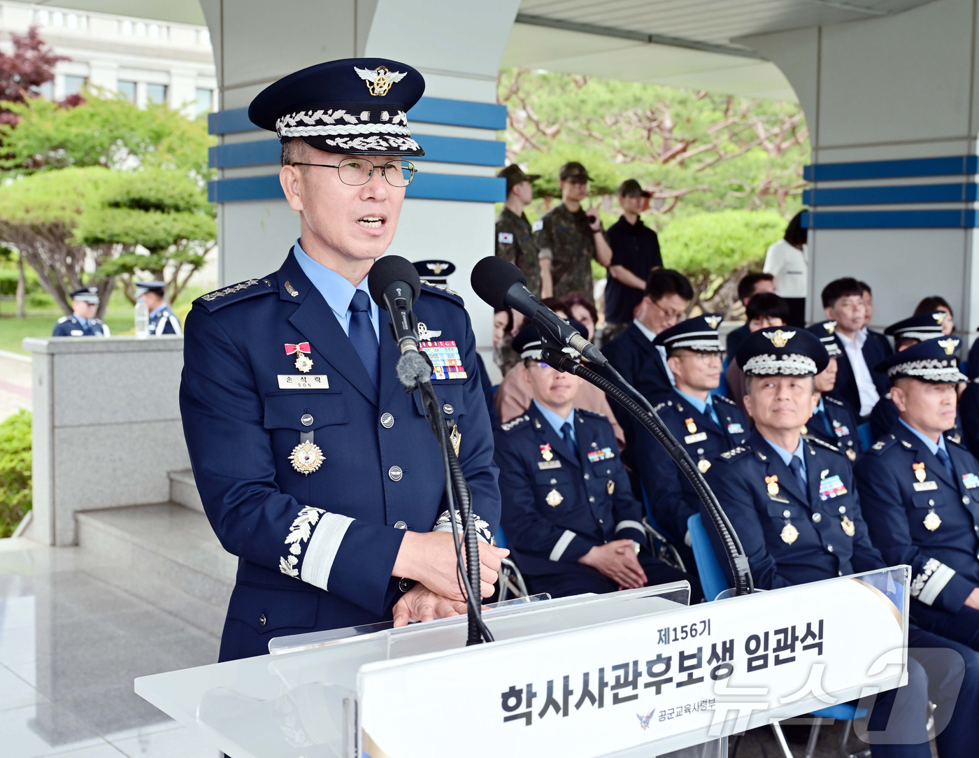 (서울=뉴스1) 김성진 기자 = 손석락 공군참모총장이 26일 공군교육사령부 대연병장에서 열린  제156기 학사사관후보생 임관식에서 축사하고 있다. (공군 제공. 재판매 및 DB 금 …