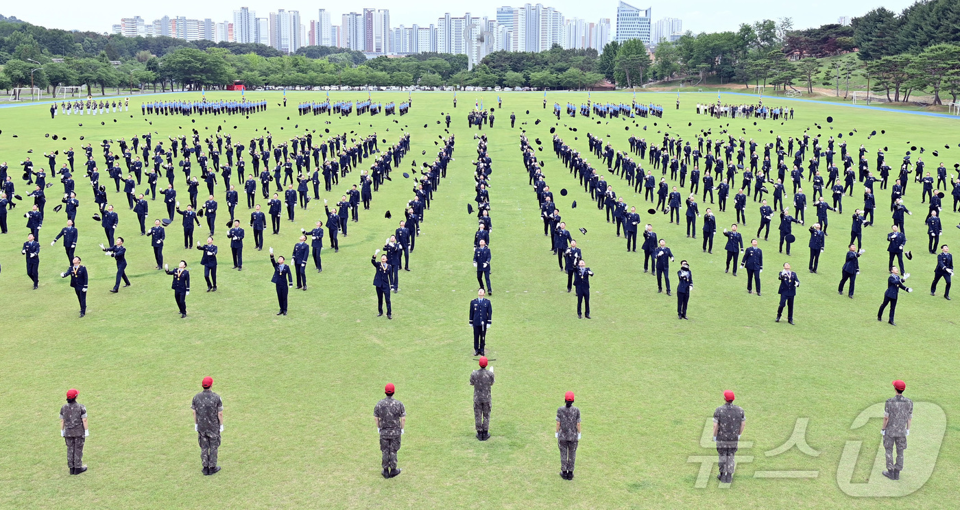 (서울=뉴스1) 김성진 기자 = 26일 공군교육사령부 대연병장에서 열린  제156기 학사사관후보생 임관식에서 신임 장교들이 기념촬영을 하고 있다. (공군 제공. 재판매 및 DB 금 …