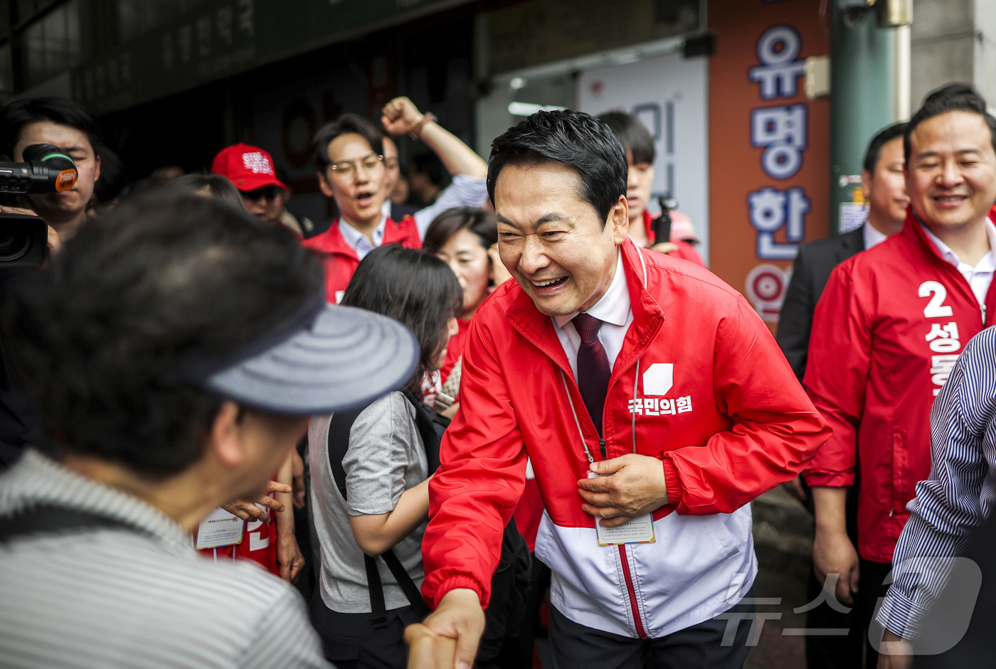 (서울=뉴스1) 황기선 기자 = 장동혁 국민의힘 대표가 26일 오후 서울 성동구 금남시장에서 상인들과 인사를 나누고 있다. (공동취재) 2026.5.26/뉴스1