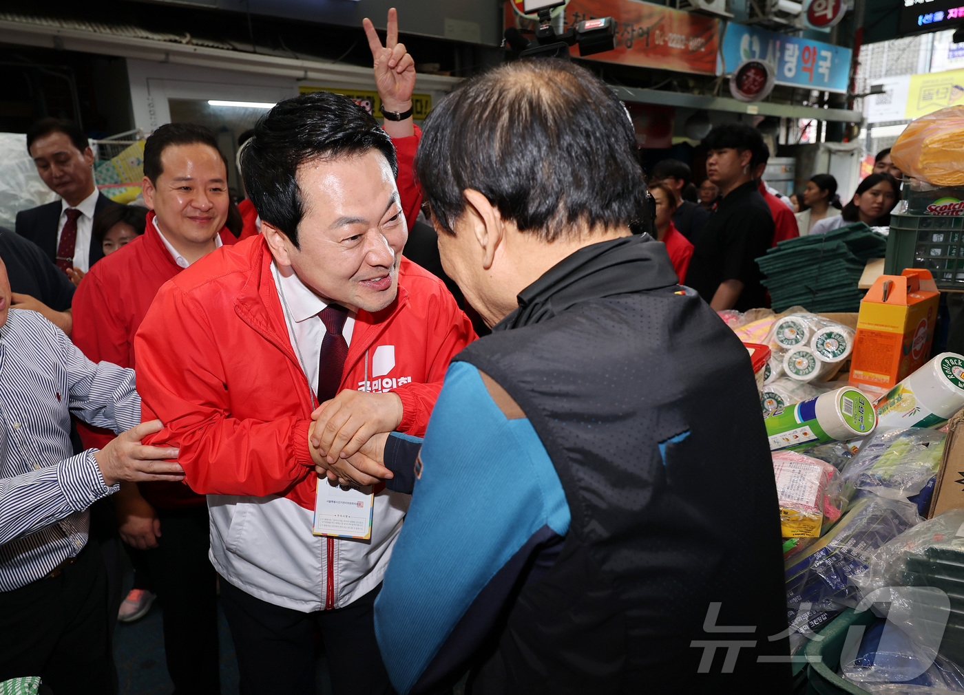 (서울=뉴스1) 황기선 기자 = 장동혁 국민의힘 대표가 26일 오후 서울 성동구 금남시장에서 상인들과 인사를 나누고 있다. (공동취재) 2026.5.26/뉴스1