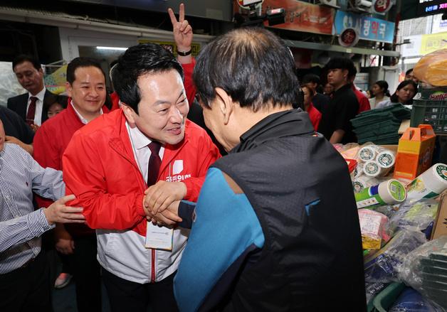 시장 상인과 악수 나누는 장동혁 대표