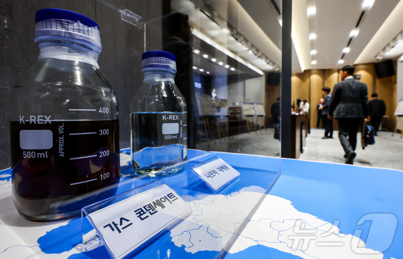 (서울=뉴스1) 김진환 기자 = 26일 오후 서울 강남구 논현동 서울세관에서 열린 원유 수입선 다변화 지원 브리핑에 가스 콘덴세이트, 나프타 대체품 등이 진열되어 있다. 2026. …