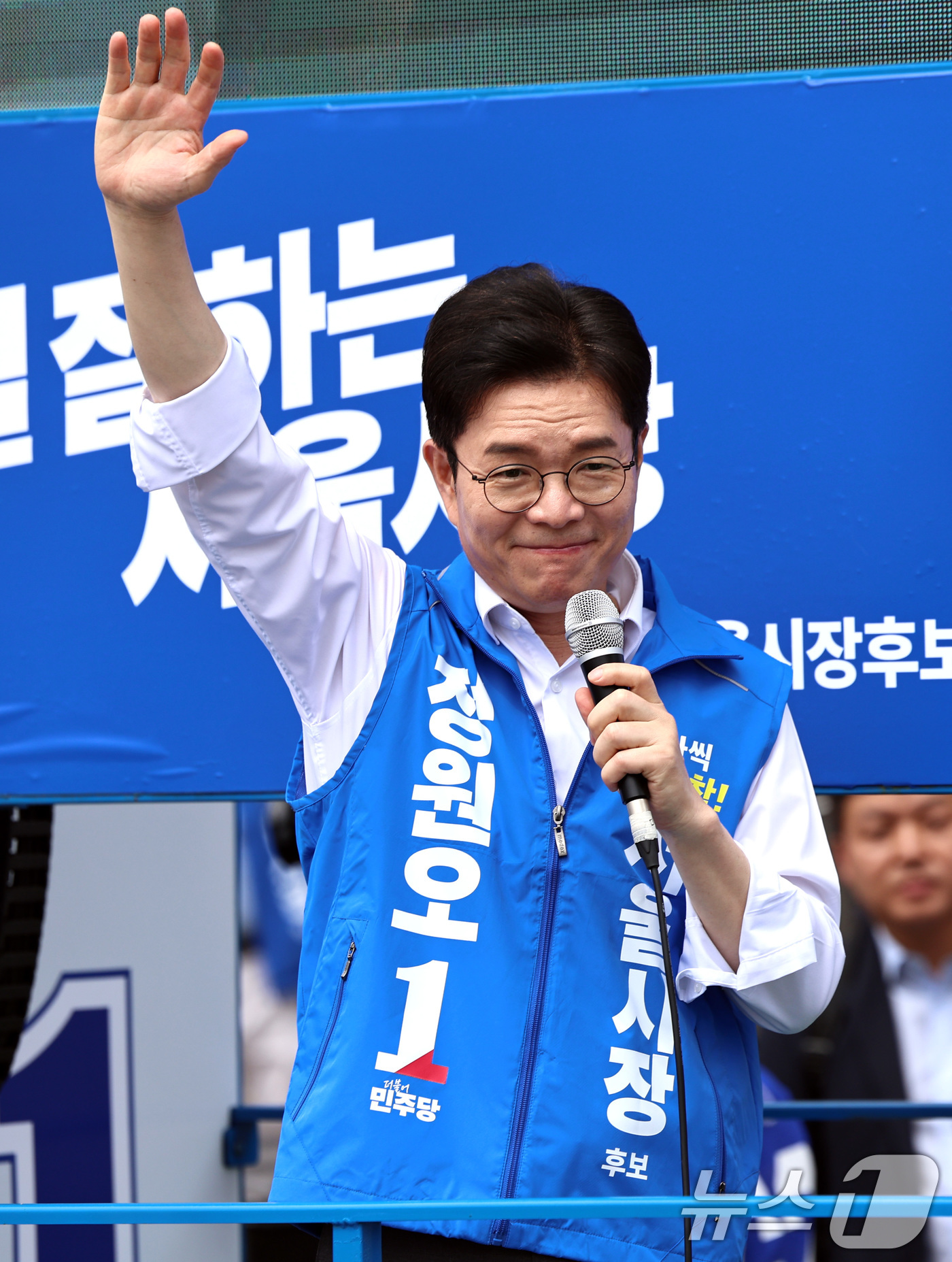 (서울=뉴스1) 구윤성 기자 = 정원오 더불어민주당 서울시장 후보가 26일 오후 서울 관악구 신림역 사거리에서 지지자들에게 인사하고 있다. 2026.5.26/뉴스1