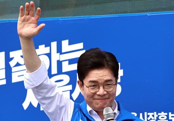 손 흔들어 인사하는 정원오 후보