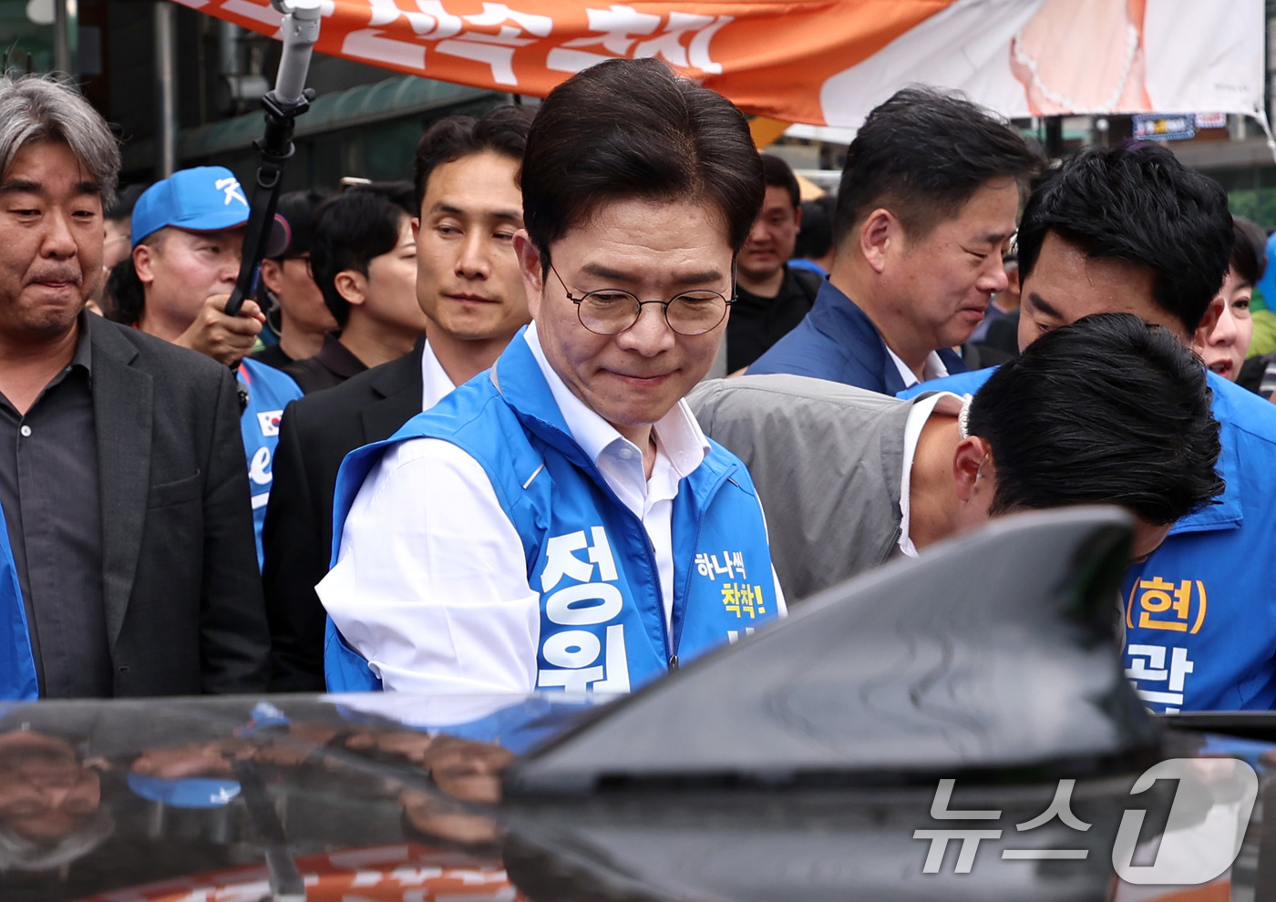 (서울=뉴스1) 구윤성 기자 = 정원오 더불어민주당 서울시장 후보가 26일 오후 서울 관악구 신림역 사거리에서 지역유세를 마친 뒤 이동하고 있다. 2026.5.26/뉴스1
