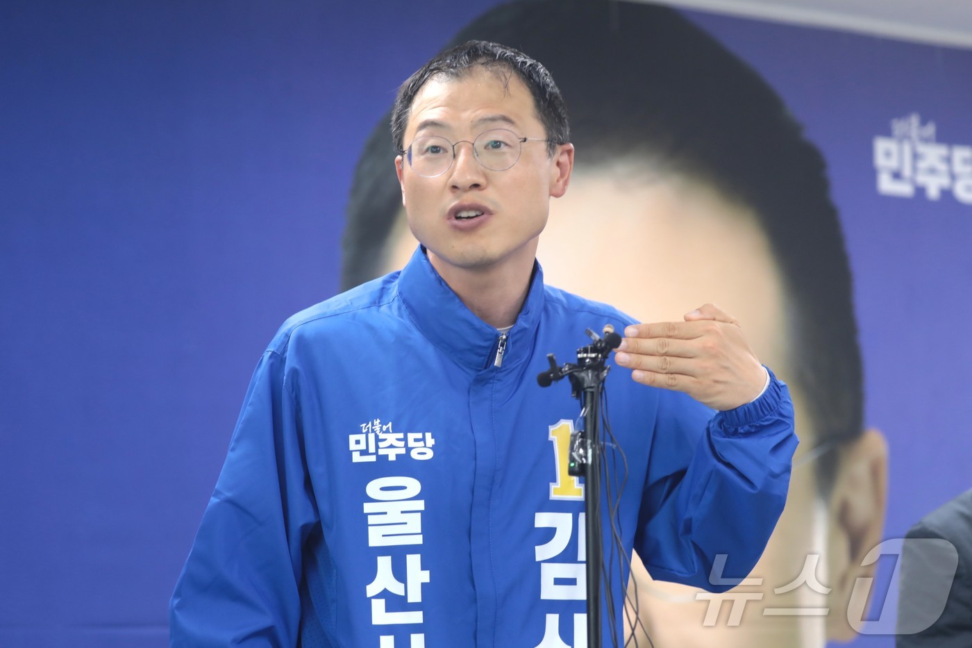 (울산=뉴스1) 김세은 기자 = 김상욱 더불어민주당 울산시장 후보가 26일 자신의 선거사무소에서 기자회견을 열고 역선택 방지 조항을 담은 단일화 여론조사를 실시할 것을 제안하고 있 …