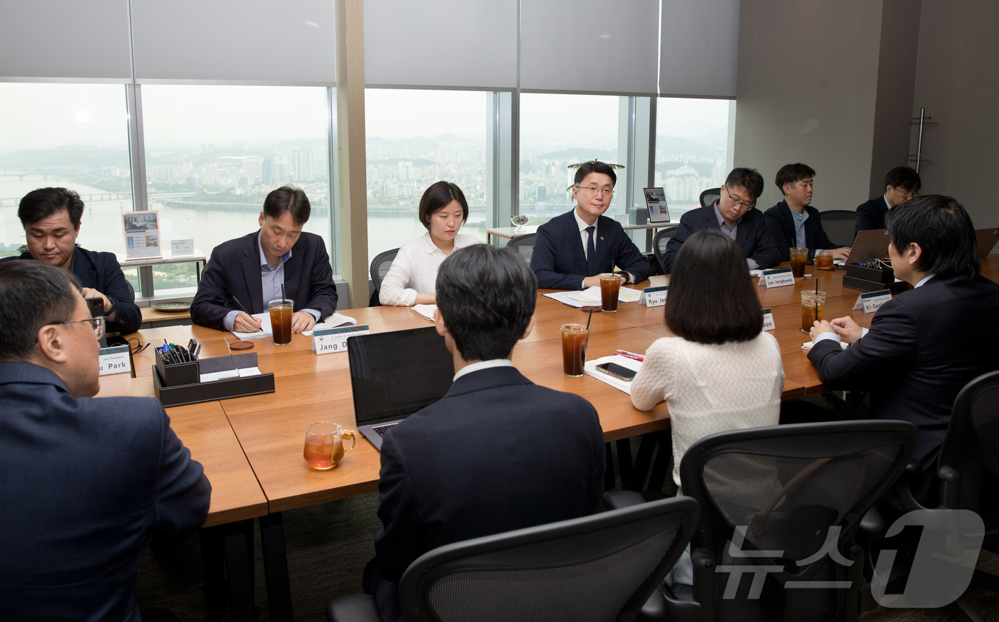 (서울=뉴스1) 김성진 기자 = 류제명 과학기술정보통신부 제2차관이 26일 서울 영등포구 여의도 ThreeIFC 회의실에서 제이슨 권 오픈AI CSO를 만나 AI 보안위협 대응 등 …