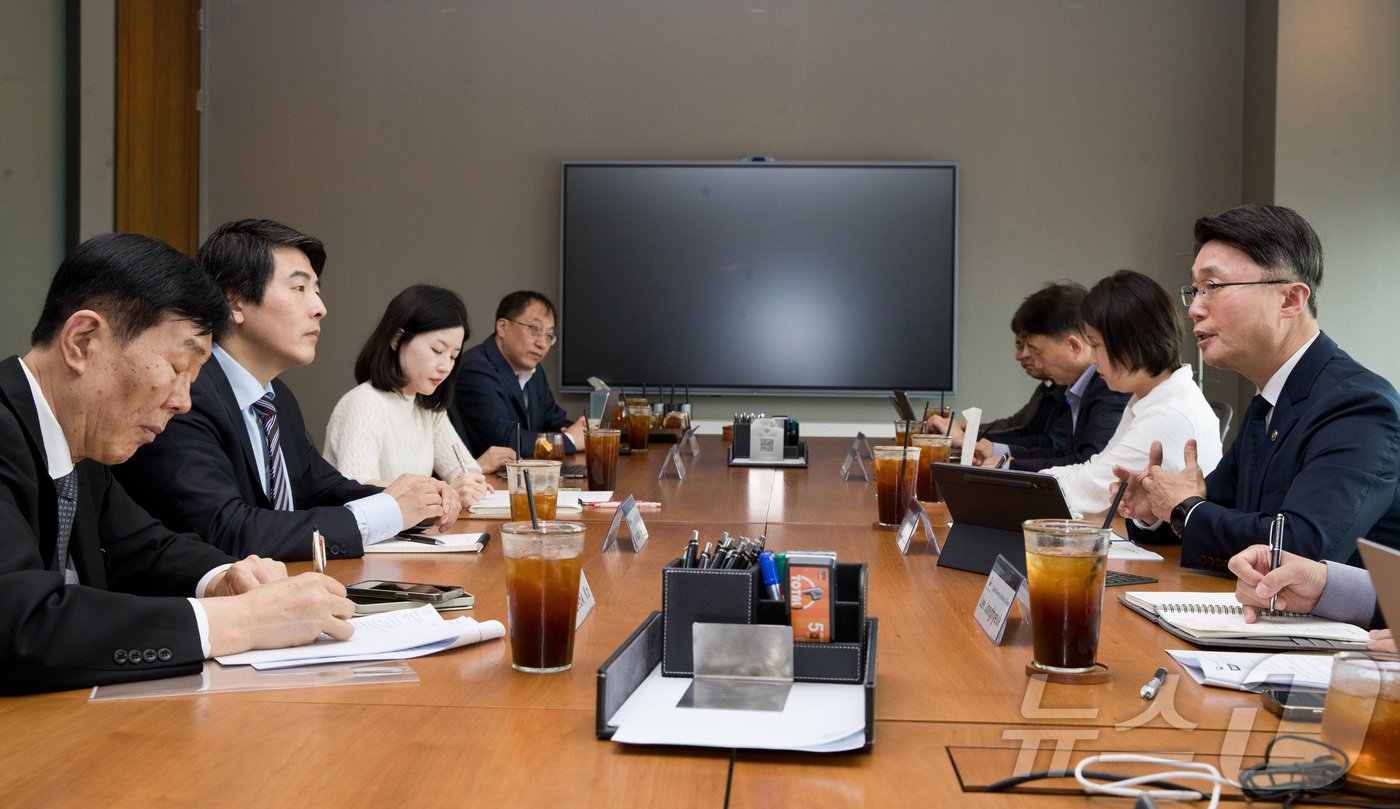 (서울=뉴스1) 김성진 기자 = 류제명 과학기술정보통신부 제2차관이 26일 서울 영등포구 여의도 ThreeIFC 회의실에서 제이슨 권 오픈AI CSO를 만나 AI 보안위협 대응 등 …
