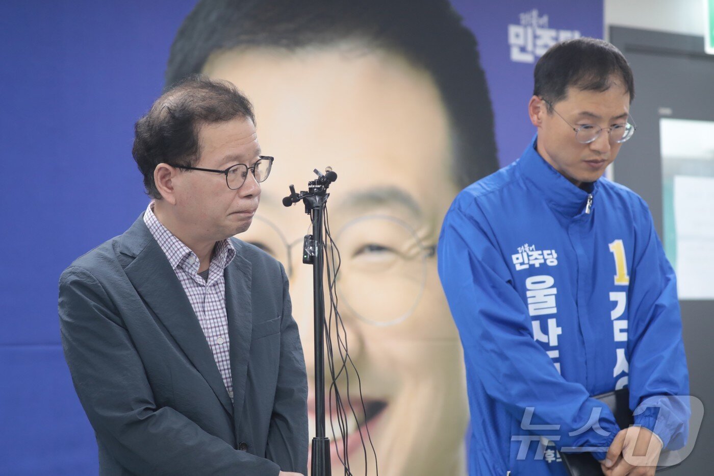 본문 이미지 - 김상욱 더불어민주당 울산시장 후보가 26일 자신의 선거사무소에서 기자회견을 열고 역선택 방지 조항을 담은 단일화 여론조사를 제안하고 있다. 2026.5.26 ⓒ 뉴스1 김세은 기자