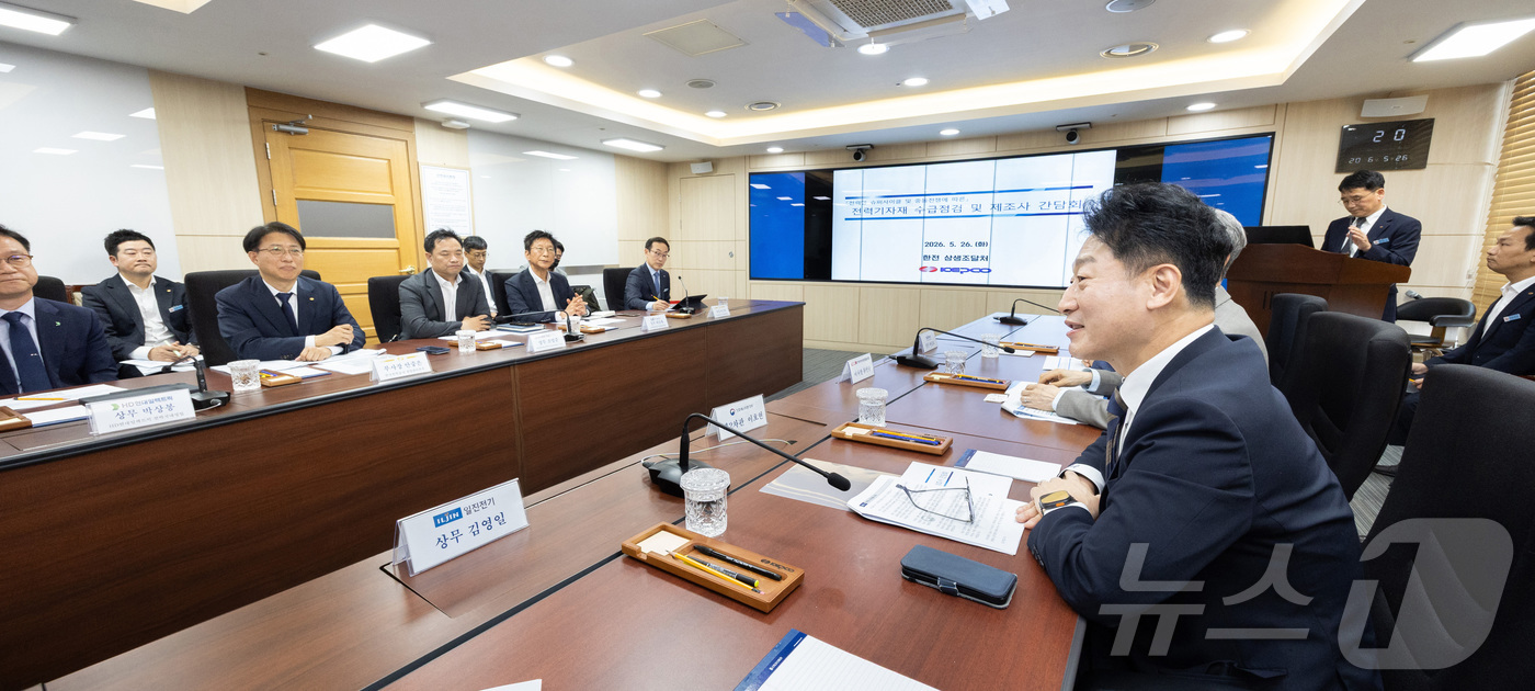 (서울=뉴스1) 김성진 기자 = 이호현 기후에너지환경부 2차관이 26일 서울 중구 한국전력 경인건설본부에서 주요 전력기자재 수급상황 점검 간담회를 하고 있다. (기후에너지환경부 제 …