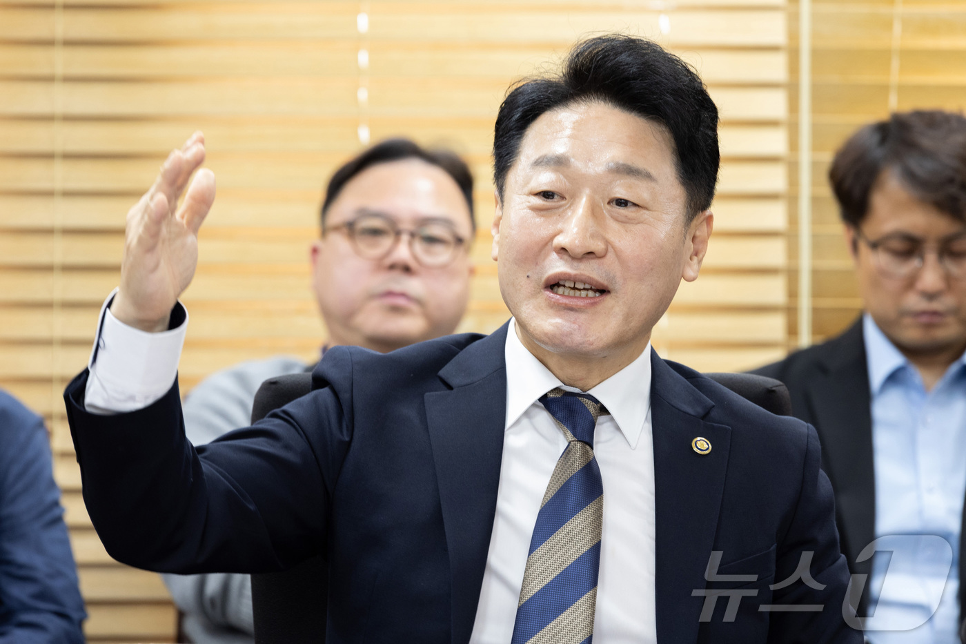 (서울=뉴스1) 김성진 기자 = 이호현 기후에너지환경부 2차관이 26일 서울 중구 한국전력 경인건설본부에서 주요 전력기자재 수급상황 점검 간담회를 하고 있다. (기후에너지환경부 제 …