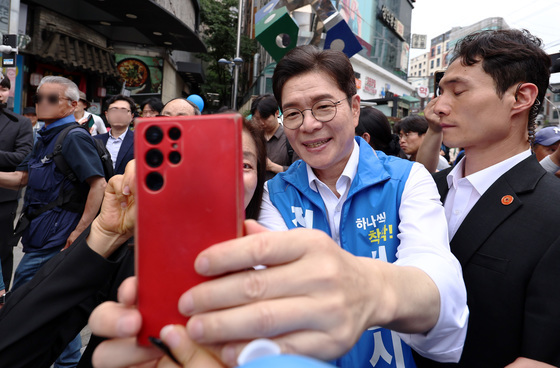 관악 찾은 정원오 후보 '지지자와 함께'