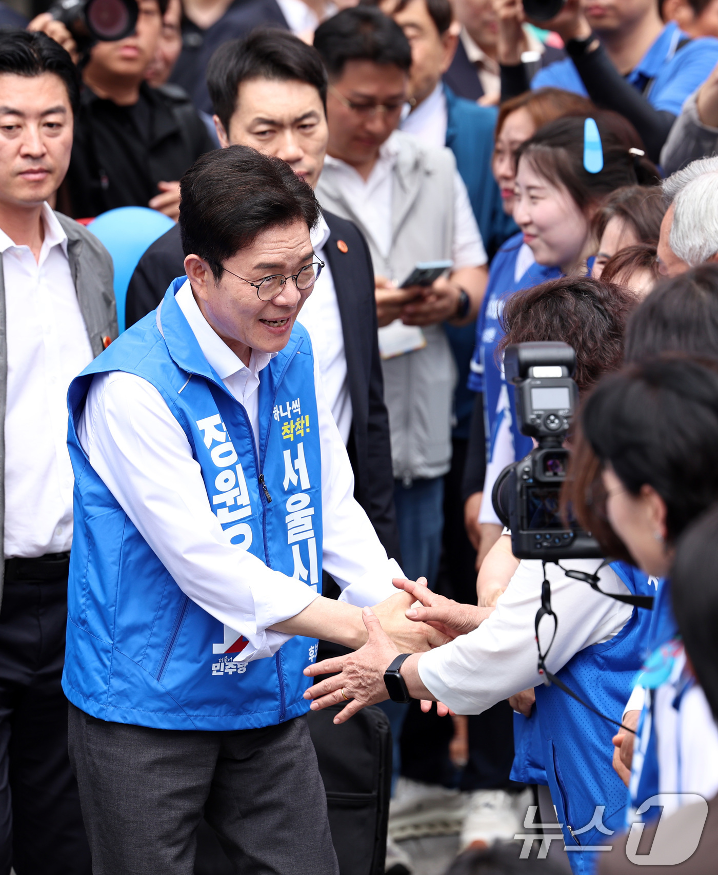 (서울=뉴스1) 구윤성 기자 = 정원오 더불어민주당 서울시장 후보가 26일 오후 서울 관악구 신림역 사거리에서 지지자들과 악수하고 있다. 2026.5.26/뉴스1