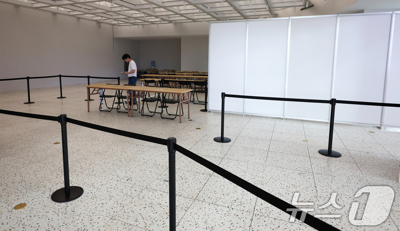 (인천공항=뉴스1) 최지환 기자 = 26일 인천국제공항 1터미널에 사전 투표소 운영을 앞두고 선거관리위원회 직원이 현장을 점검하고 있다.선거관리위원회는 인천국제공항 1터미널 3층 …