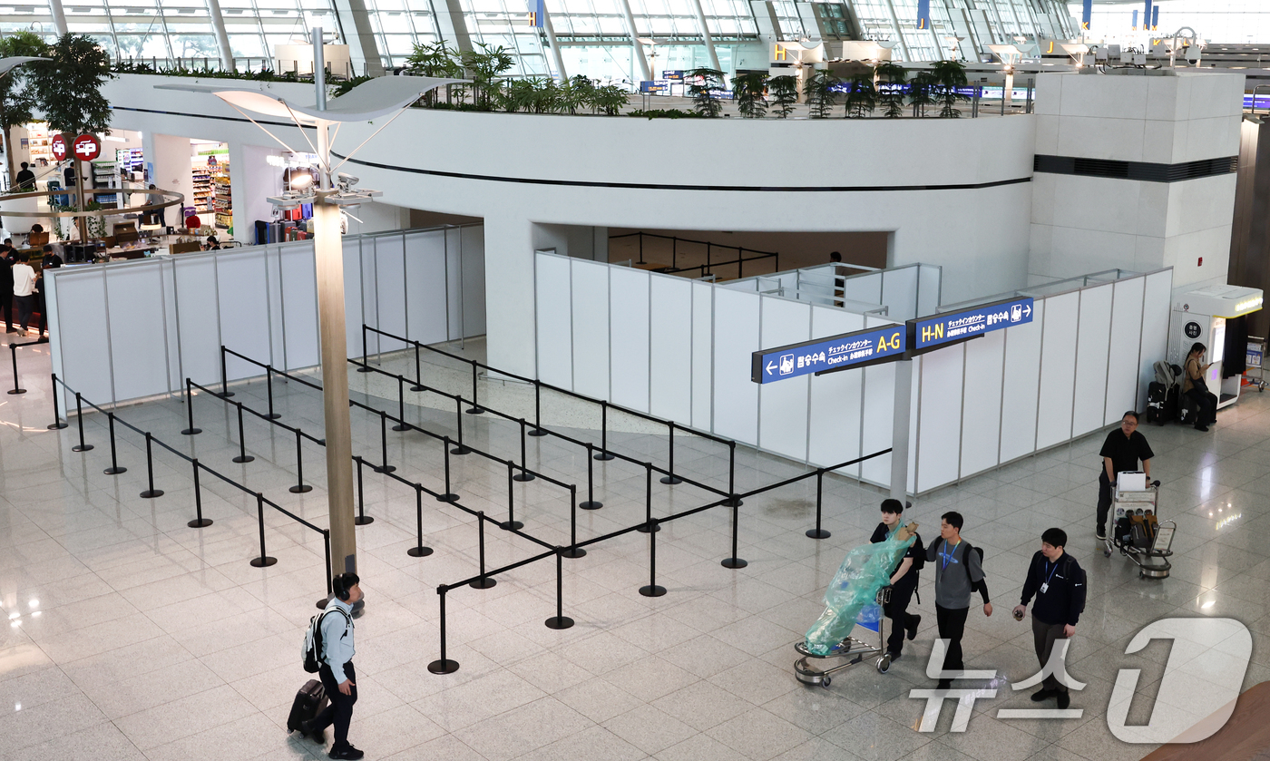 (인천공항=뉴스1) 최지환 기자 = 26일 인천국제공항 1터미널에 사전투표소 운영을 앞두고 가벽이 설치돼 있다.선거관리위원회는 인천국제공항 1터미널 3층 H카운터 후면부, 2터미널 …