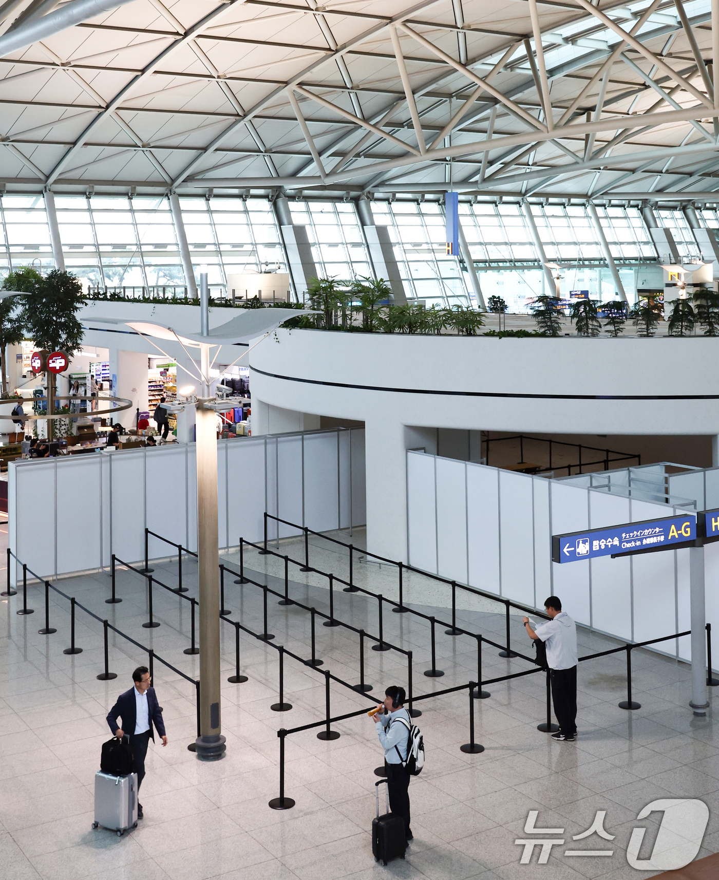 (인천공항=뉴스1) 최지환 기자 = 26일 인천국제공항 1터미널에 사전투표소 운영을 앞두고 가벽이 설치돼 있다.선거관리위원회는 인천국제공항 1터미널 3층 H카운터 후면부, 2터미널 …