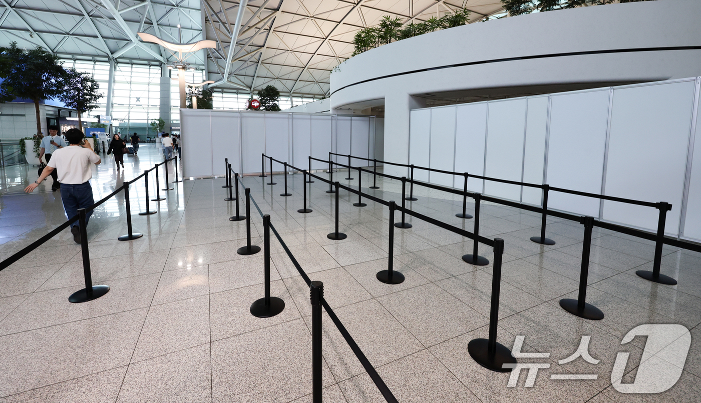 (인천공항=뉴스1) 최지환 기자 = 26일 인천국제공항 1터미널에 사전투표소 운영을 앞두고 가벽이 설치돼 있다.선거관리위원회는 인천국제공항 1터미널 3층 H카운터 후면부, 2터미널 …