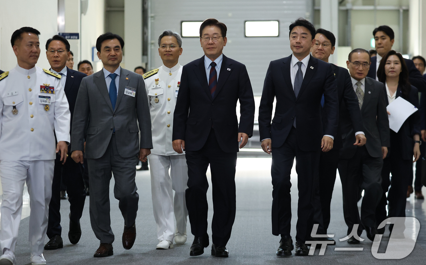 (창원=뉴스1) 이재명 기자 = 이재명 대통령이 26일 경남 창원시 진해구에서 열린 제1회 미래국방전략위원회에 입장하고 있다. (청와대통신사진기자단) 2026.5.26/뉴스1