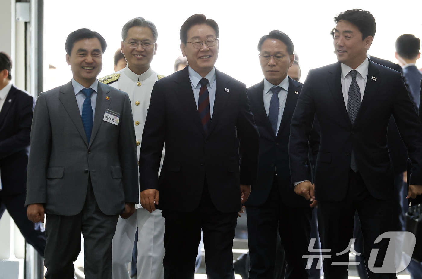 (창원=뉴스1) 이재명 기자 = 이재명 대통령이 26일 경남 창원시 진해구에서 열린 제1회 미래국방전략위원회에 입장하고 있다. (청와대통신사진기자단) 2026.5.26/뉴스1