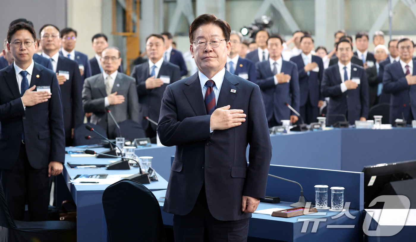 (창원=뉴스1) 허경 기자 = 이재명 대통령이 26일 경남 창원시 진해구에서 열린 제1회 미래국방전략위원회에서 국민의례를 하고 있다. (청와대통신사진기자단) 2026.5.26/뉴스 …