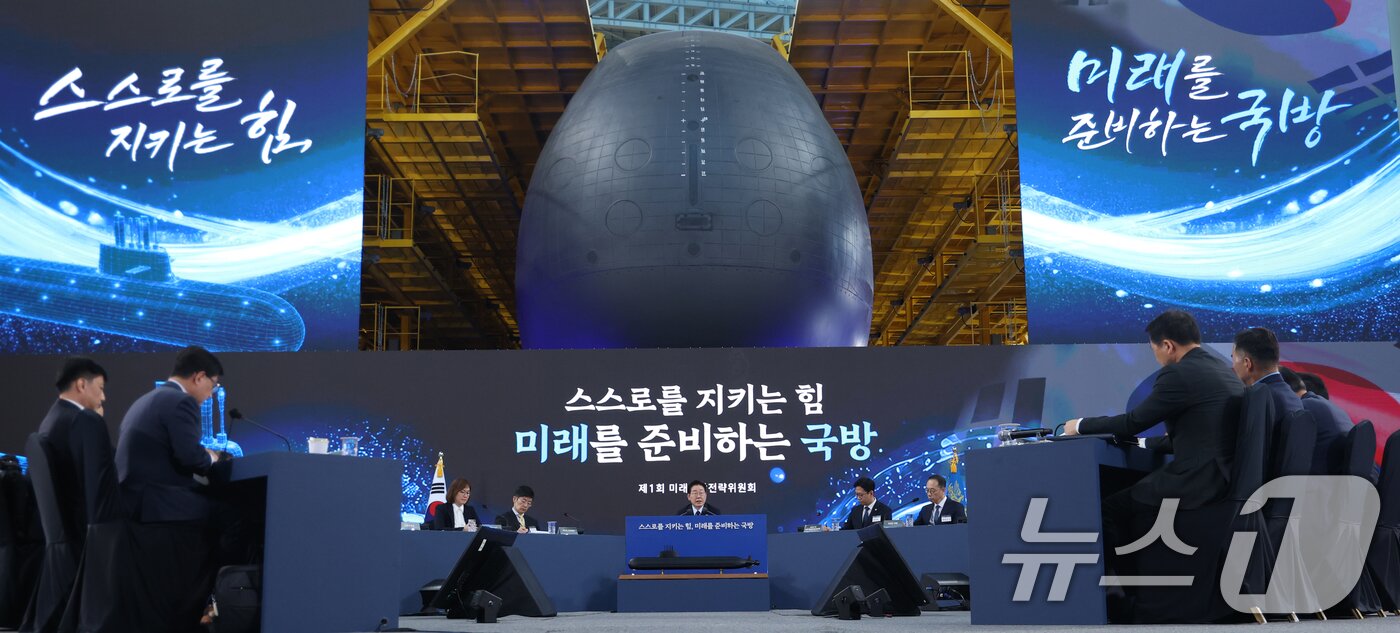 본문 이미지 - 이재명 대통령이 26일 경남 창원시 진해구에서 열린 제1회 미래국방전략위원회에서 발언을 하고 있다. (청와대통신사진기자단) 2026.5.26 ⓒ 뉴스1 이재명 기자