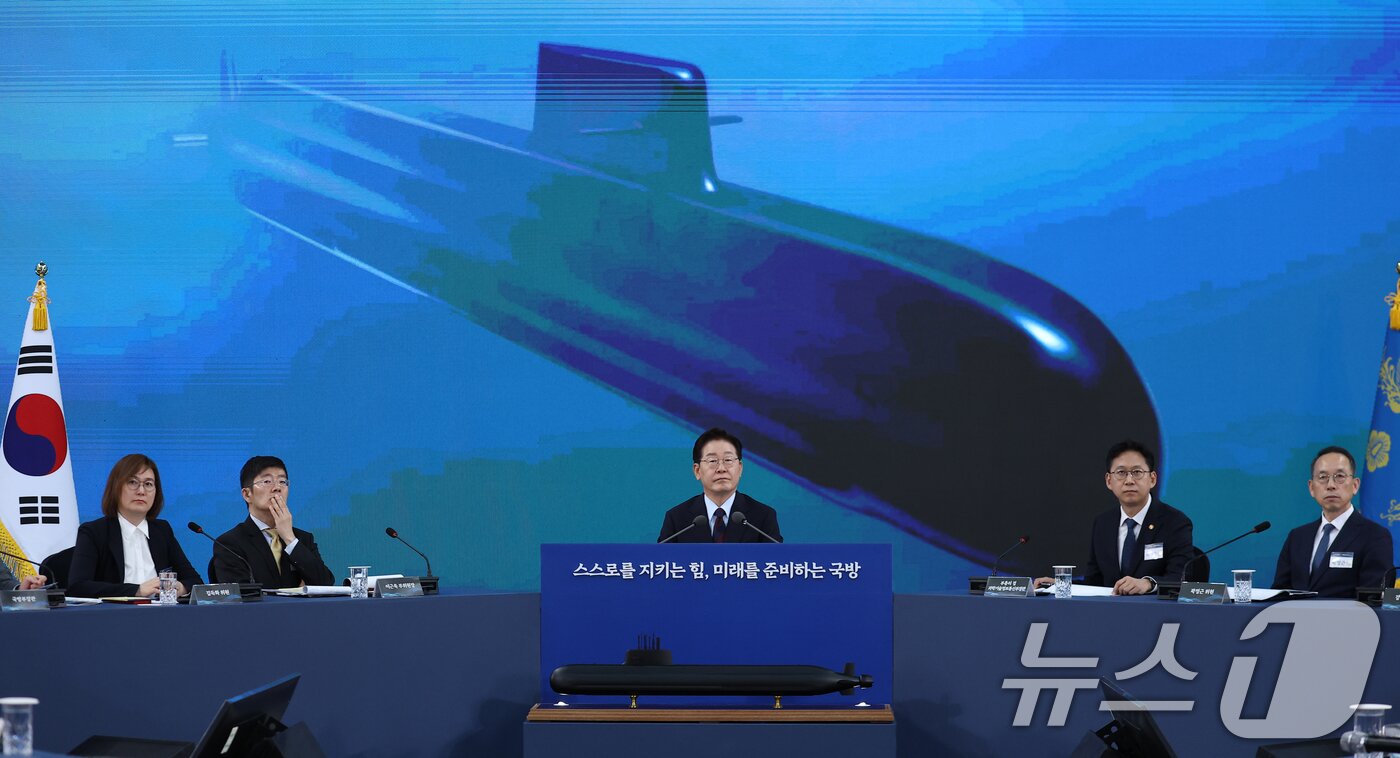 본문 이미지 - 이재명 대통령이 26일 경남 창원시 진해구에서 열린 제1회 미래국방전략위원회에서 핵추진잠수함 기본계획 발표를 듣고 있다. (청와대통신사진기자단) 2026.5.26 ⓒ 뉴스1 이재명 기자