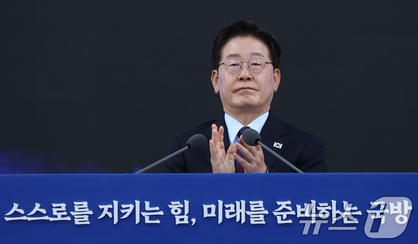 (창원=뉴스1) 이재명 기자 = 이재명 대통령이 26일 경남 창원시 진해구에서 열린 제1회 미래국방전략위원회에서 핵추진잠수함 기본계획 발표를 듣고 있다. (청와대통신사진기자단) 2 …