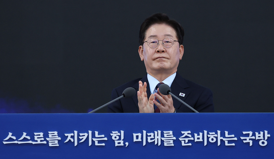박수치는 이재명 대통령