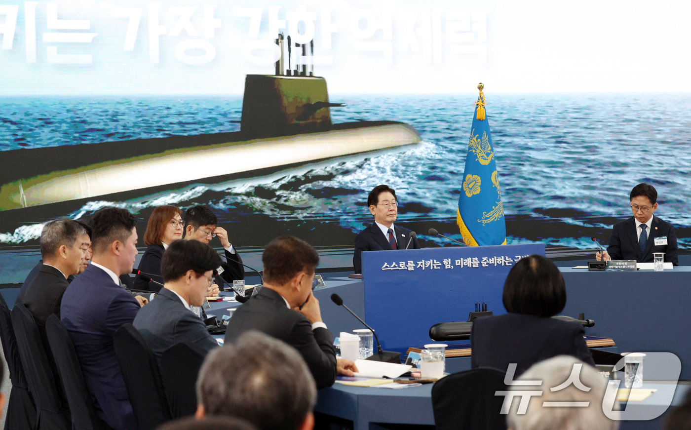 (창원=뉴스1) 허경 기자 = 이재명 대통령이 26일 경남 창원시 진해구에서 열린 제1회 미래국방전략위원회에서 핵추진잠수함 기본계획 발표를 듣고 있다. (청와대통신사진기자단) 20 …