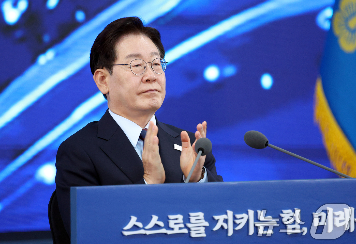 (창원=뉴스1) 허경 기자 = 이재명 대통령이 26일 경남 창원시 진해구에서 열린 제1회 미래국방전략위원회에서 핵추진잠수함 기본계획 발표를 듣고 있다. (청와대통신사진기자단) 20 …