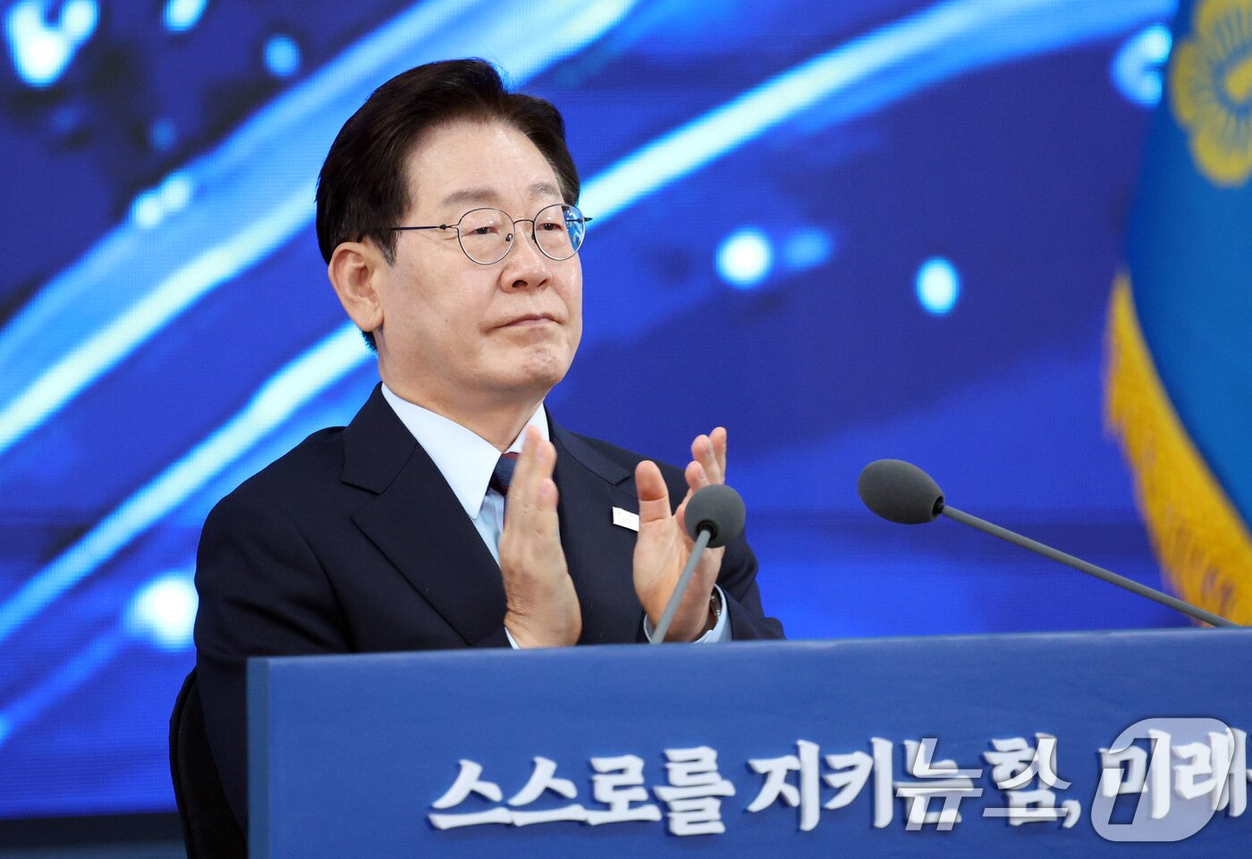 본문 이미지 - 이재명 대통령이 26일 경남 창원시 진해구에서 열린 제1회 미래국방전략위원회에서 핵추진잠수함 기본계획 발표를 듣고 있다. (청와대통신사진기자단) 2026.5.26 ⓒ 뉴스1 허경 기자