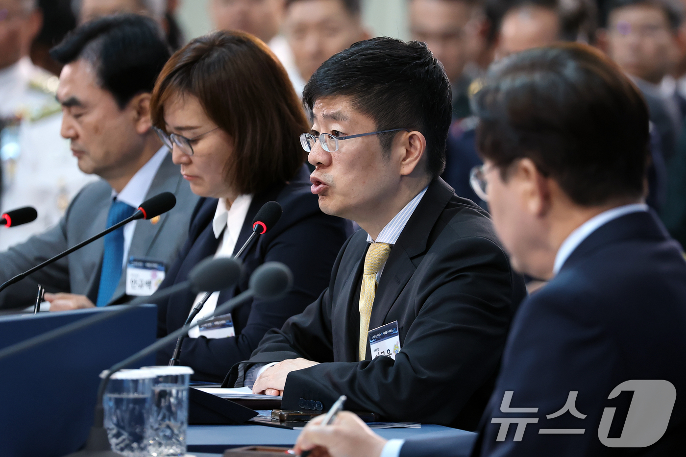 (창원=뉴스1) 이재명 기자 = 이근욱 미래국방전략위원회 부위원장이 26일 경남 창원시 진해구에서 열린 제1회 미래국방전략위원회에서 발언을 하고 있다. (청와대통신사진기자단) 20 …