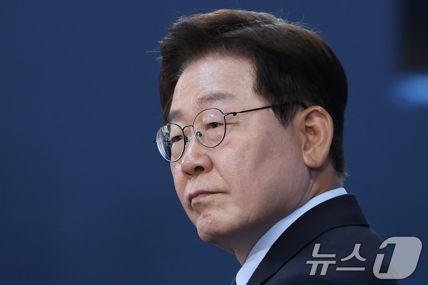 (창원=뉴스1) 이재명 기자 = 이재명 대통령이 26일 경남 창원시 진해구에서 열린 제1회 미래국방전략위원회에서 참석자들의 발언을 듣고 있다. (청와대통신사진기자단) 2026.5. …