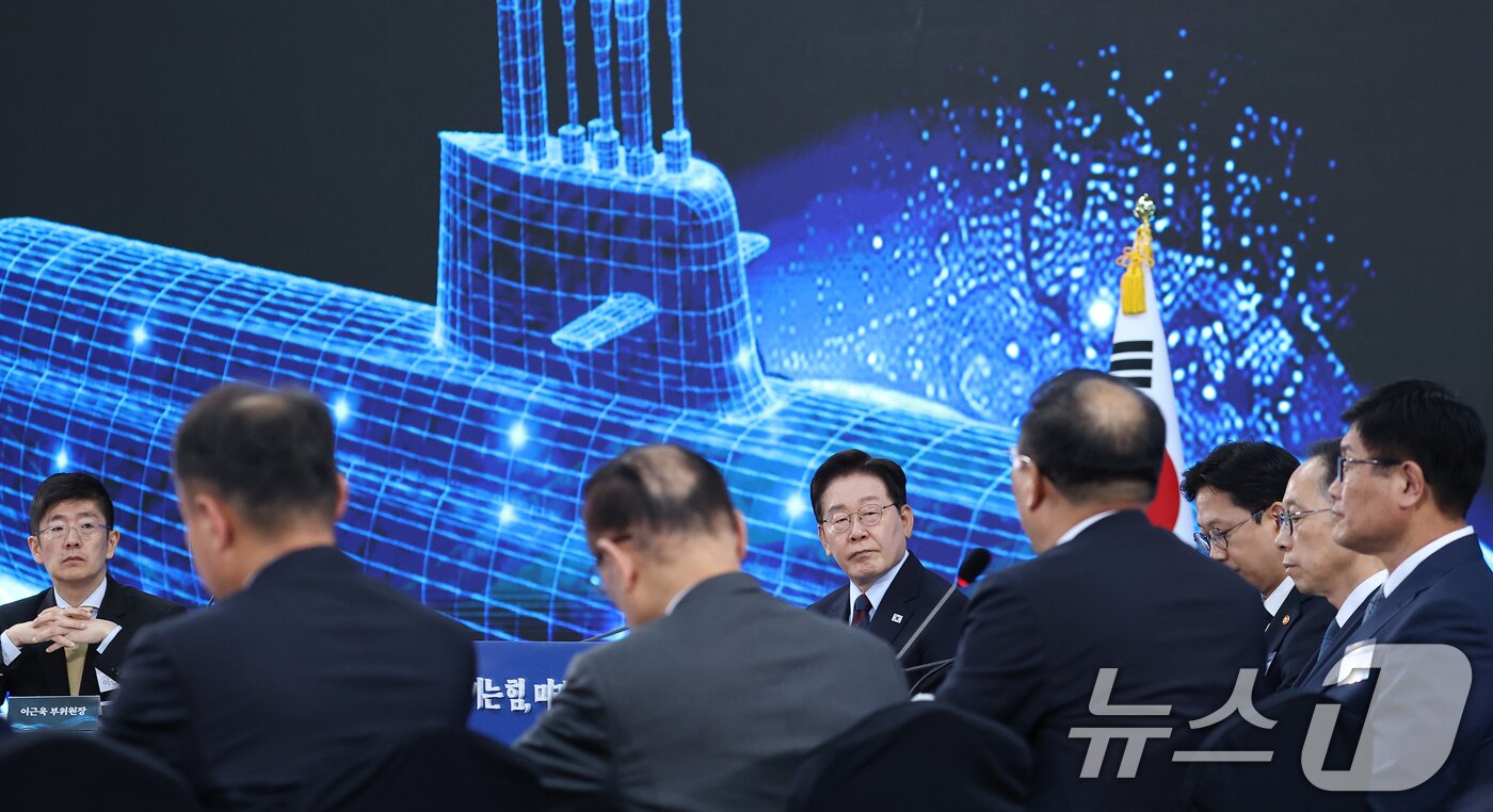 본문 이미지 - 이재명 대통령이 26일 경남 창원시 진해구에서 열린 제1회 미래국방전략위원회에서 참석자들의 발언을 듣고 있다. (청와대통신사진기자단) 2026.5.26 ⓒ 뉴스1 이재명 기자