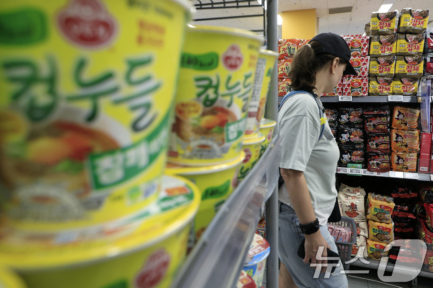 (서울=뉴스1) 박정호 기자 = 정부가 기후위기와 공급망 불안 등 물가 불안 요인에 대응하기 위해 물가 통계 분석에도 인공지능(AI)을 도입한다고 밝힌 26일 서울 시내의 한 대형 …