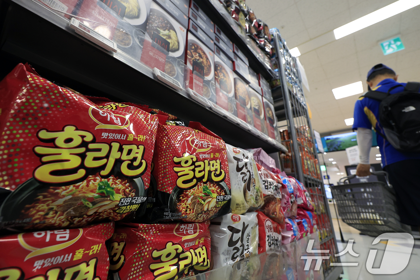 (서울=뉴스1) 박정호 기자 = 정부가 기후위기와 공급망 불안 등 물가 불안 요인에 대응하기 위해 물가 통계 분석에도 인공지능(AI)을 도입한다고 밝힌 26일 서울 시내의 한 대형 …