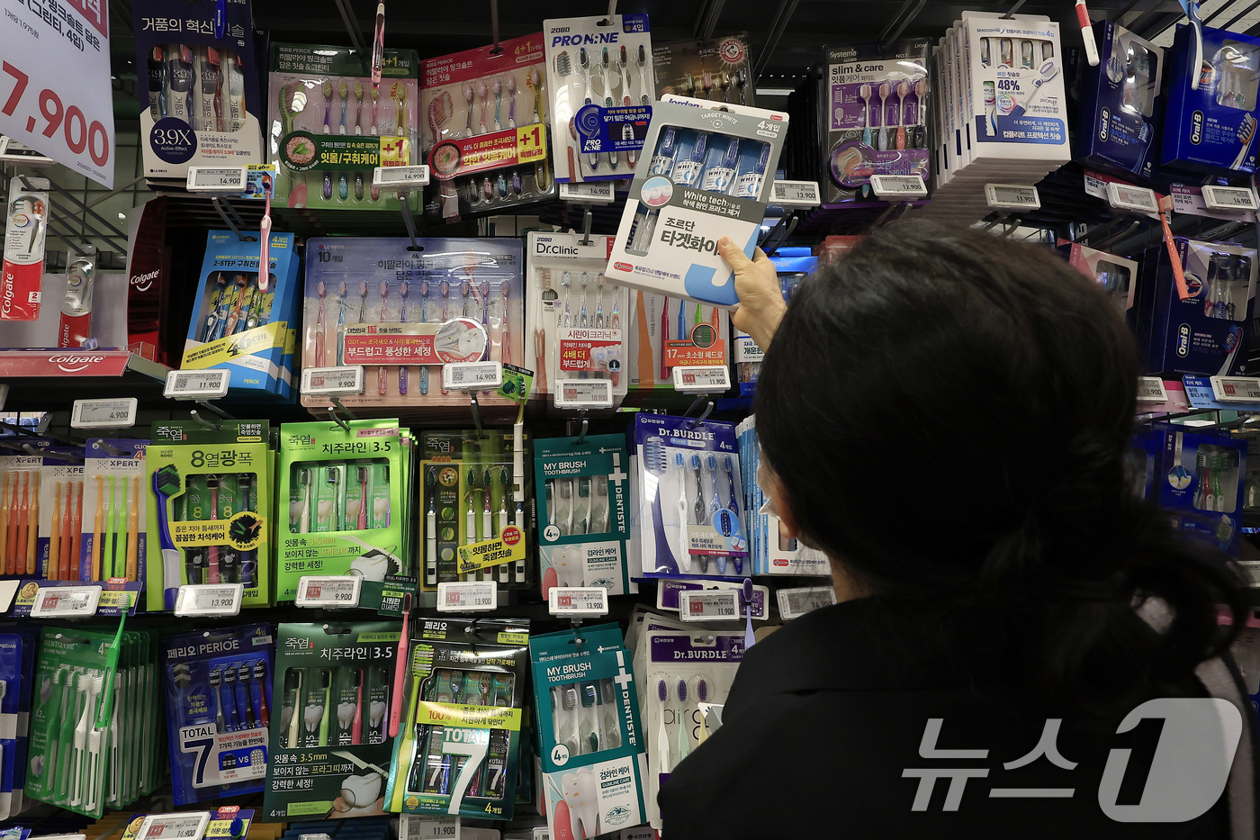 (서울=뉴스1) 박정호 기자 = 정부가 기후위기와 공급망 불안 등 물가 불안 요인에 대응하기 위해 물가 통계 분석에도 인공지능(AI)을 도입한다고 밝힌 26일 서울 시내의 한 대형 …