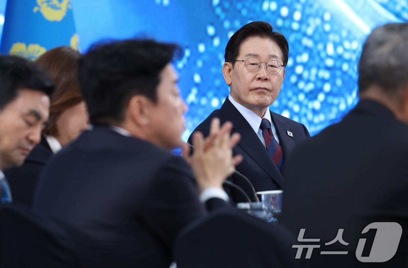 (창원=뉴스1) 허경 기자 = 이재명 대통령이 26일 경남 창원시 진해구에서 열린 제1회 미래국방전략위원회에서 참석자들의 발언을 듣고 있다. (청와대통신사진기자단) 2026.5.2 …
