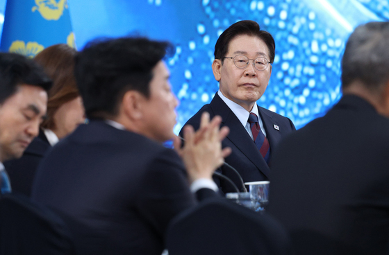 참석자 발언 듣는 이재명 대통령