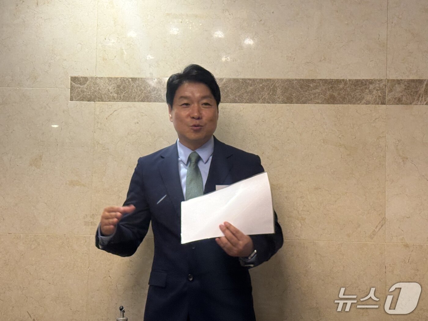 본문 이미지 - 유오성 남경무역 대표가 양하 블루와 골드에 대해 설명하고 있다. 2026.5.26 ⓒ 뉴스1 황두현 기자