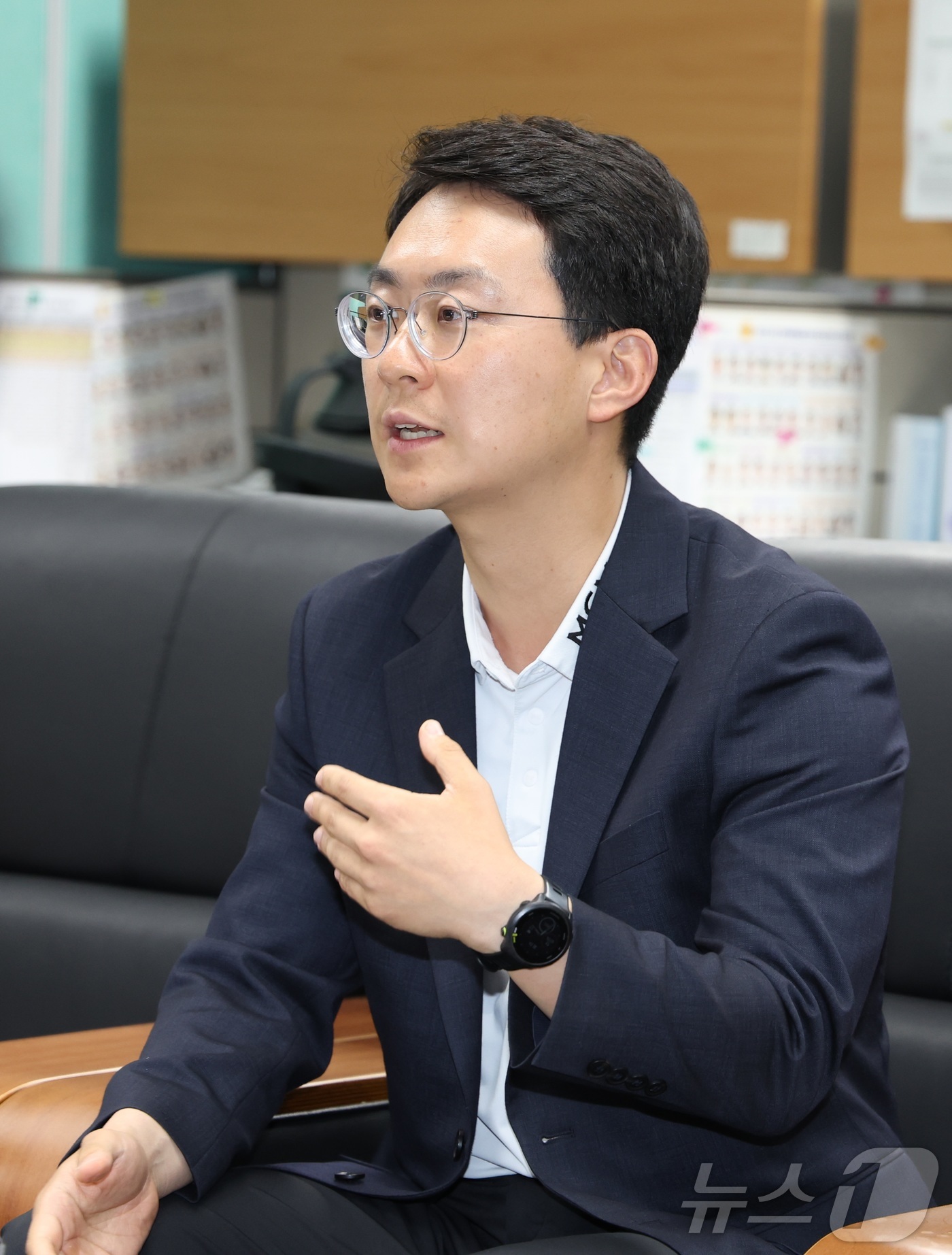 (전주=뉴스1) 유경석 기자 = 박지원 더불어민주당 군산·김제·부안을 국회의원 후보가 26일 전북 전주시 전북특별자치도의회 기자실을 찾아 해외 성접대 의혹 관련 입장을 표명하고 있 …