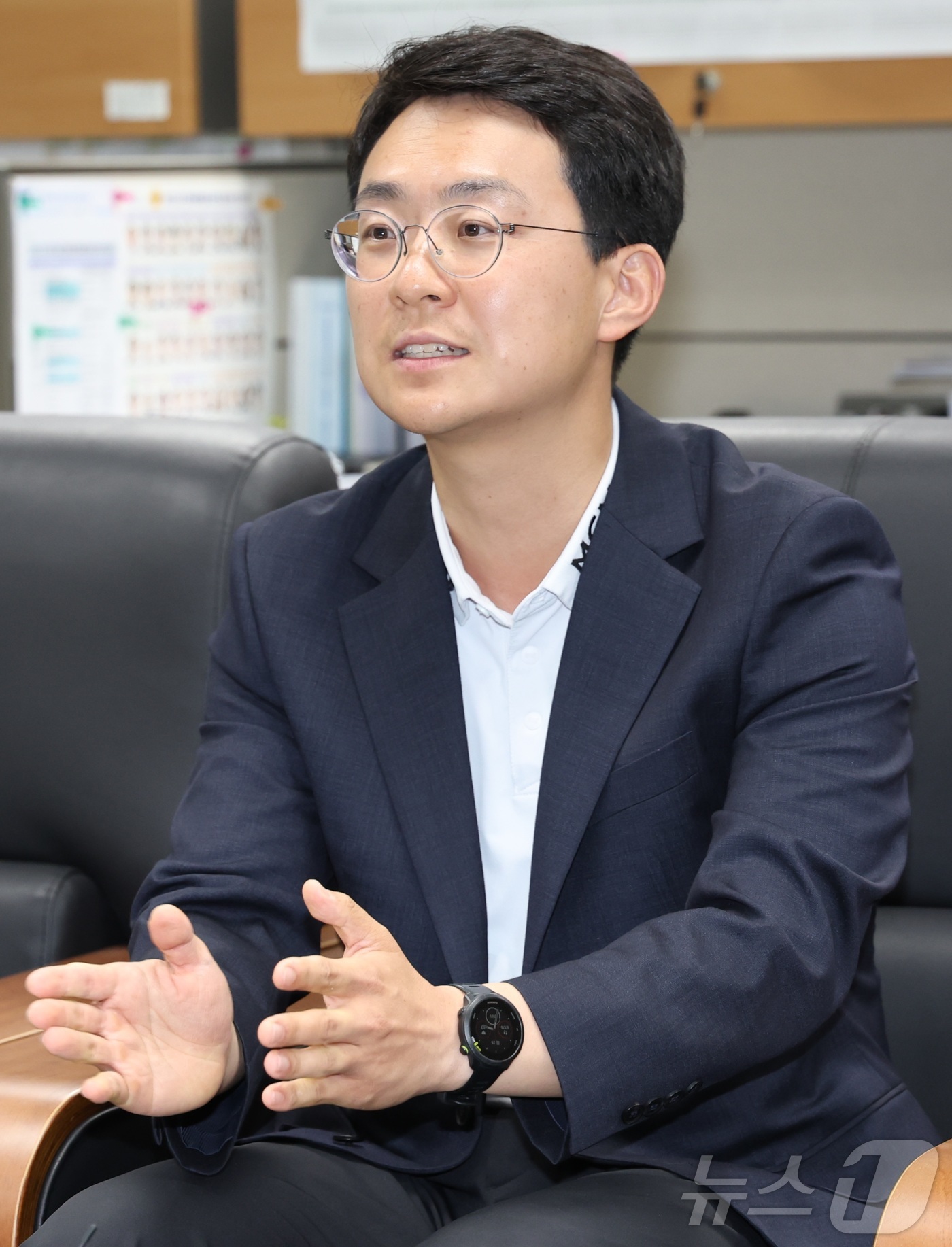 (전주=뉴스1) 유경석 기자 = 박지원 더불어민주당 군산·김제·부안을 국회의원 후보가 26일 전북 전주시 전북특별자치도의회 기자실을 찾아 해외 성접대 의혹 관련 입장을 표명하고 있 …