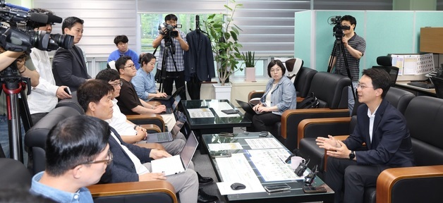 간담회 열고 성접대 의혹 관련 입장 밝히는 박지원